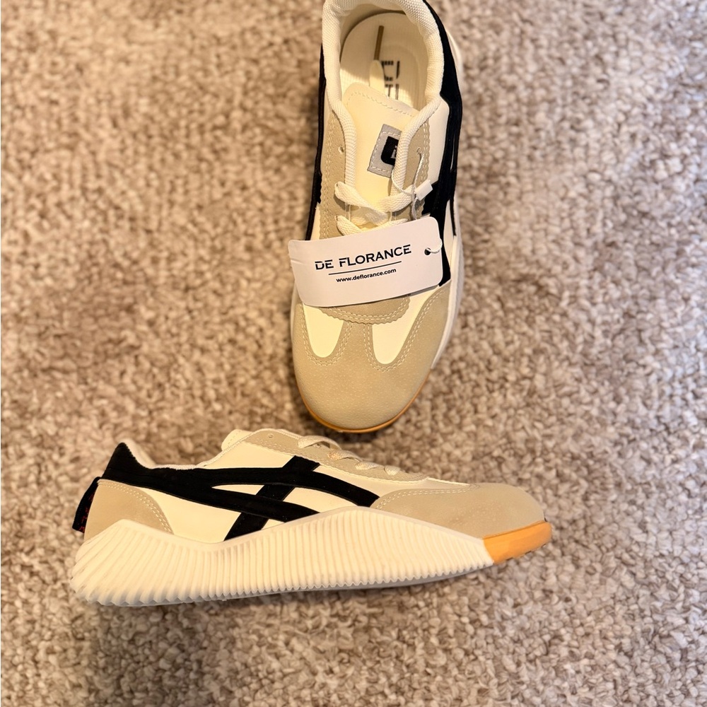 De Florance Beige and Black Sneakers